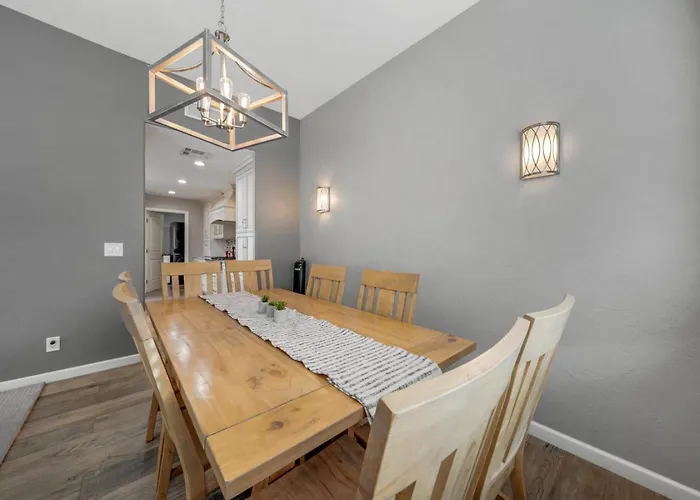 Holiday home Community Pool And Spa, 4 Bedroom 3 Ba, Yard, Office