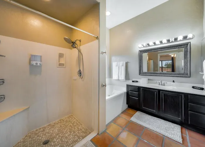 Holiday home Community Pool And Spa, 4 Bedroom 3 Ba, Yard, Office *