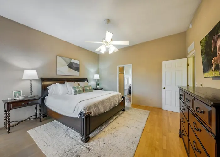 Holiday home Community Pool And Spa, 4 Bedroom 3 Ba, Yard, Office