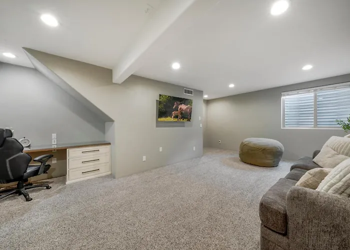 Holiday home Community Pool And Spa, 4 Bedroom 3 Ba, Yard, Office *
